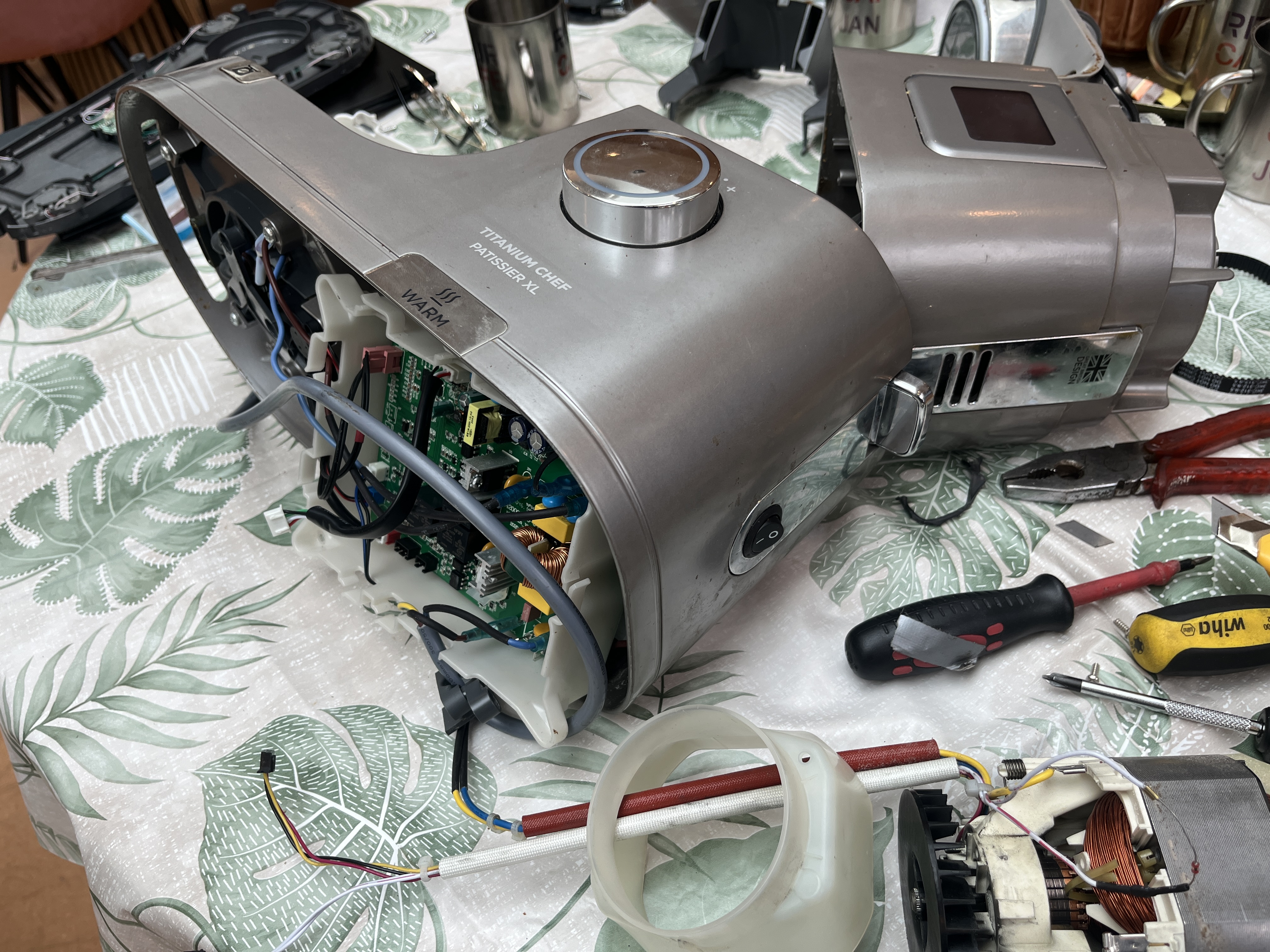 Partly disassembled Kenwood KL90