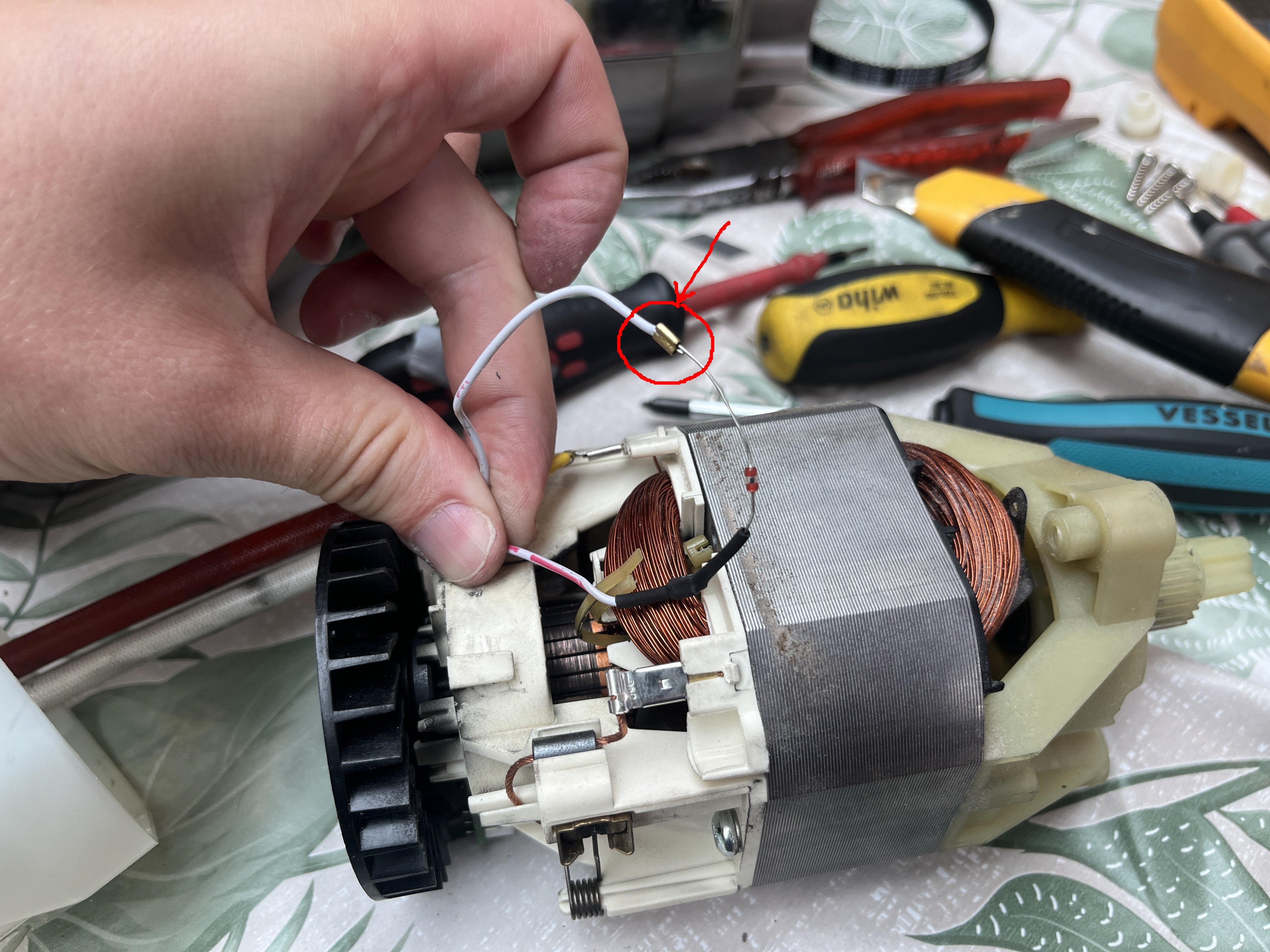 Partly disassembled Kenwood KL90